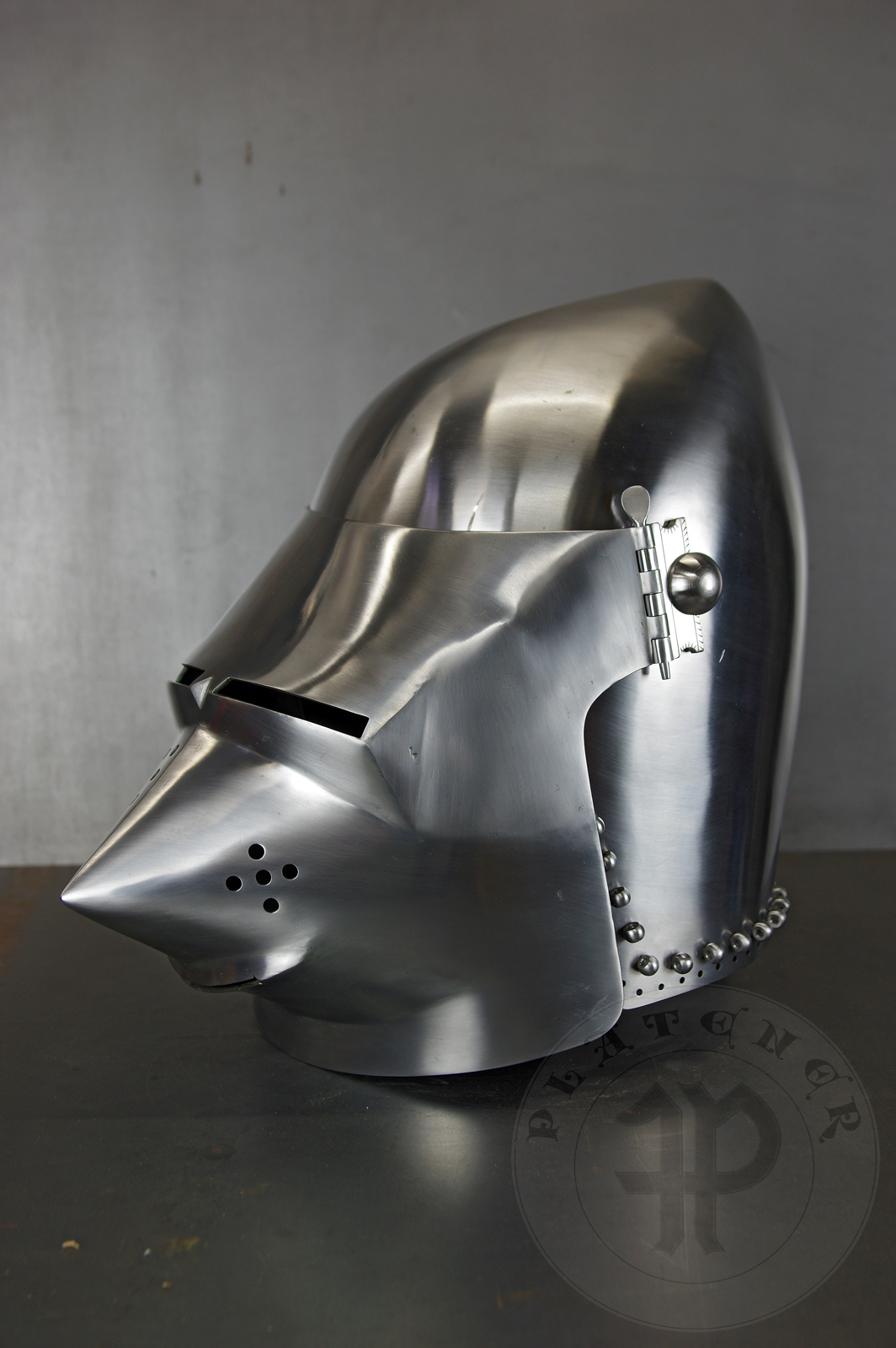 Helmet inspired by the Lyle bascinet from Royal Armouries in Leeds, formerly part of Churburg armoury. Material: 2 mm steel with 0,3 % carbon. Heat treatment: hardened and tempered up to 34 HRC. Weight 4,220 kg / Przybica starszego typu tzw. psi pysk wzorowana na oryginale z Royal Armouries w Leeds, poprzednio cz zbrojowni w Churburgu. Materia: stal 2 mm o zawartoci wgla 0,3%. Hartowany i odpuszczany do 34 HRC. Waga 4,220 kg.